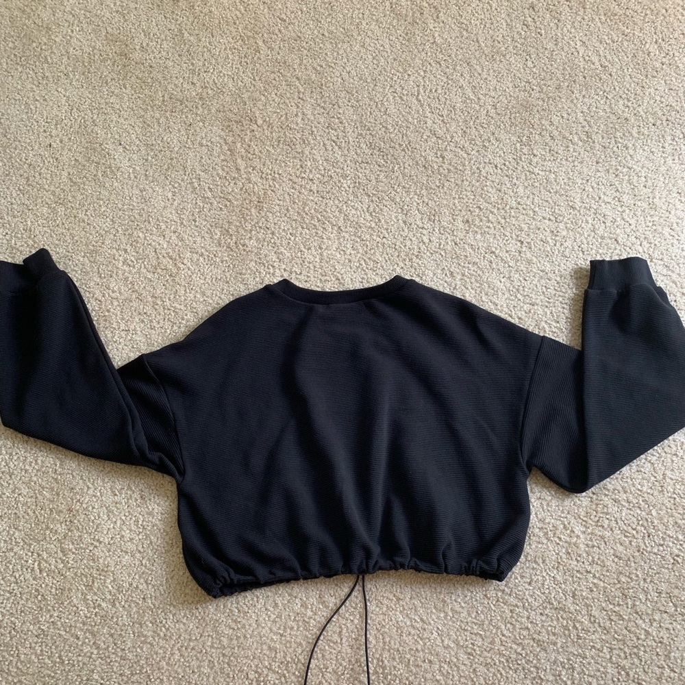 BLACK LONG SLEEVE CROP TOP WITH DRAWSTRING - Picture 2 of 3